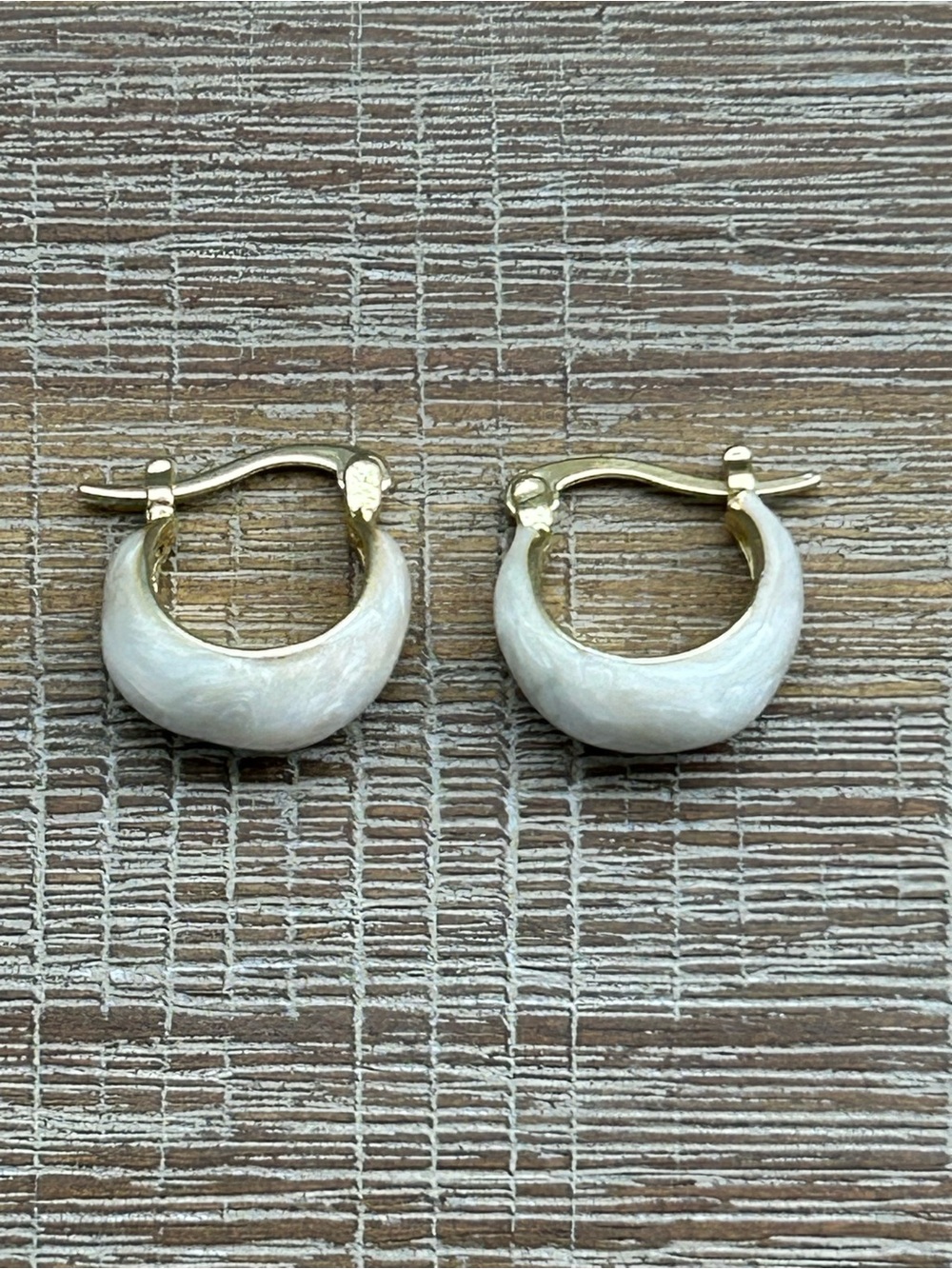 Cream Enamel Gold Tone Vintage Style Hoop Earring New